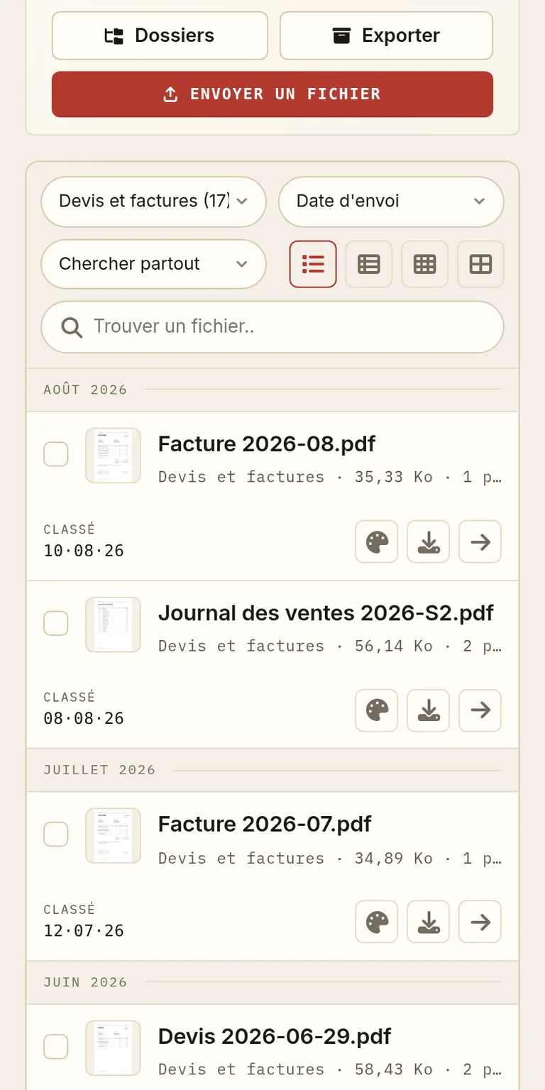 Les devis et les factures d'un indépendant, consultés sur téléphone.