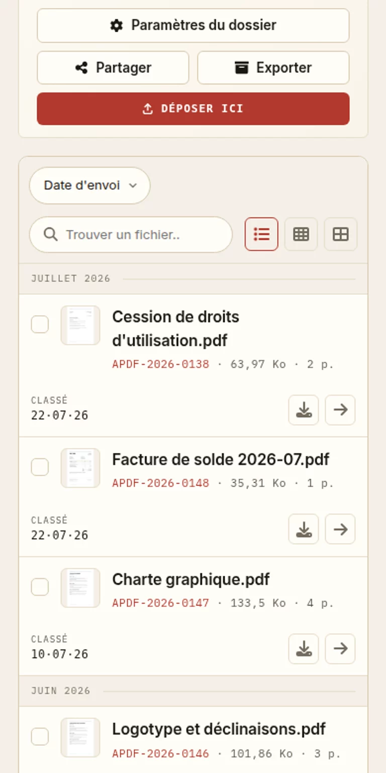 Les livrables d'une identité visuelle et leur cession de droits, consultés sur téléphone.