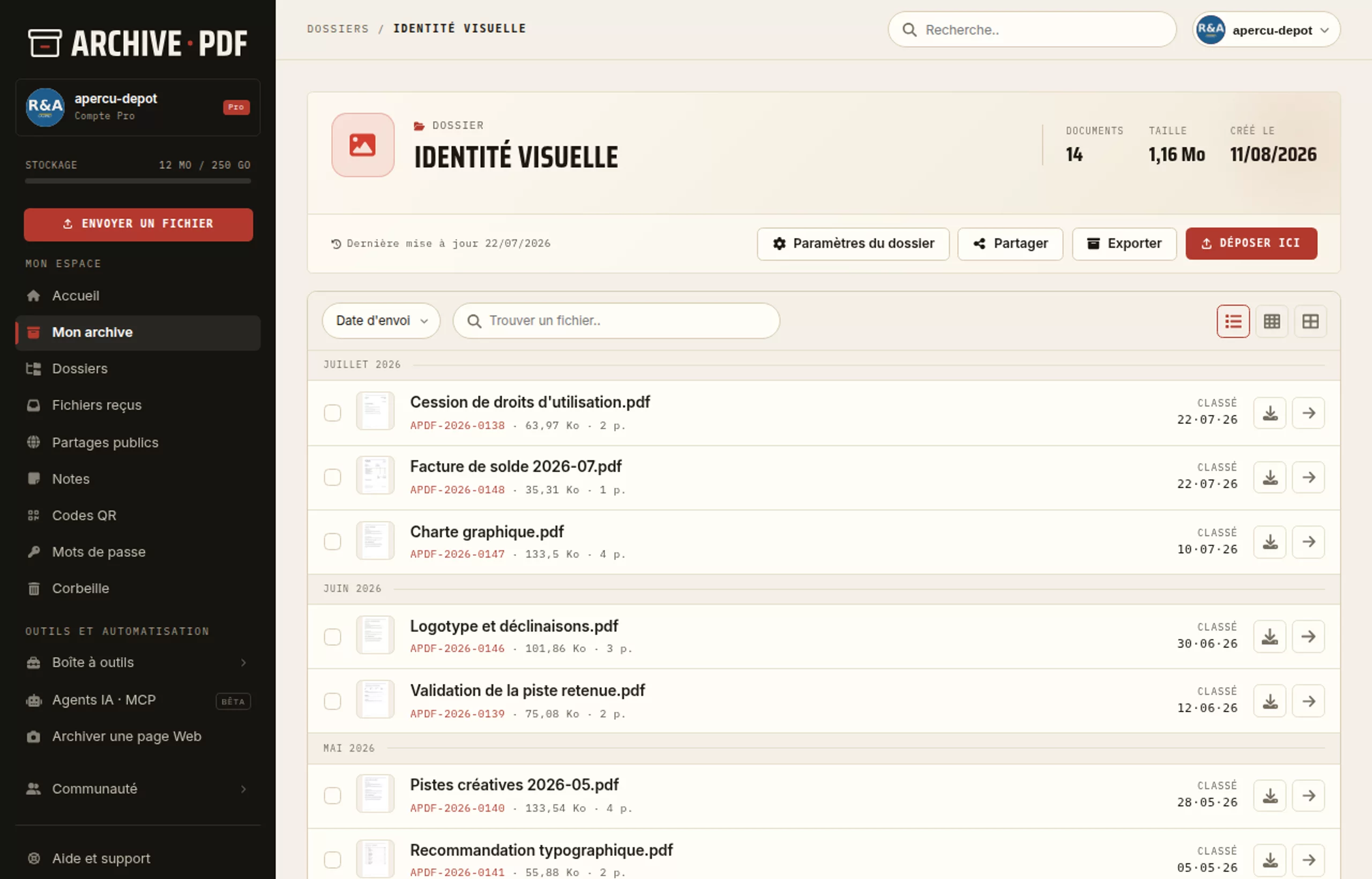 Archiver les livrables d'un graphiste: charte graphique, logotype, pistes créatives, et la cession de droits rangée avec eux.