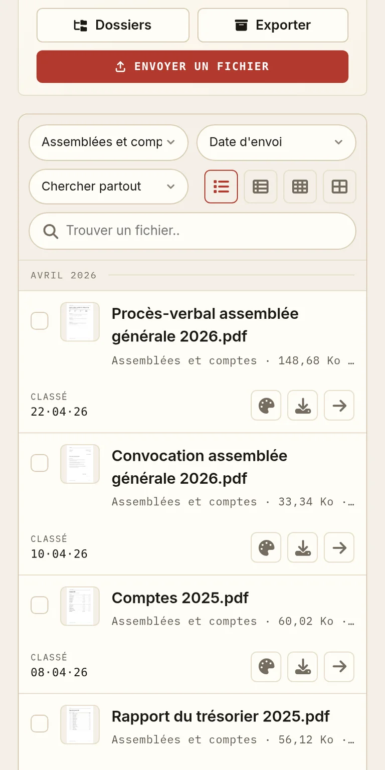 Les PV d'assemblée générale et les comptes d'une association, consultés sur téléphone.