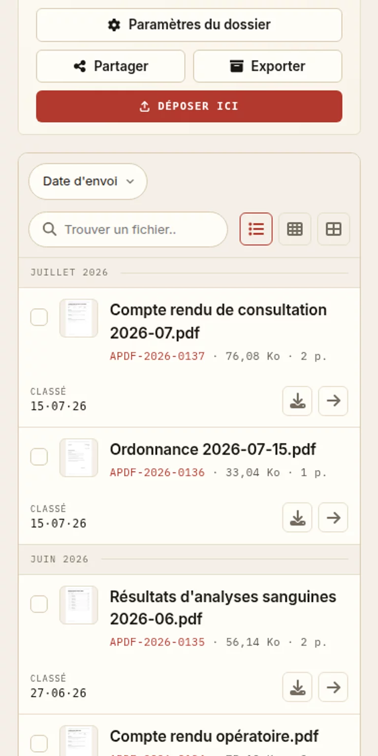 Le suivi vétérinaire d'un animal, consulté sur téléphone en consultation.