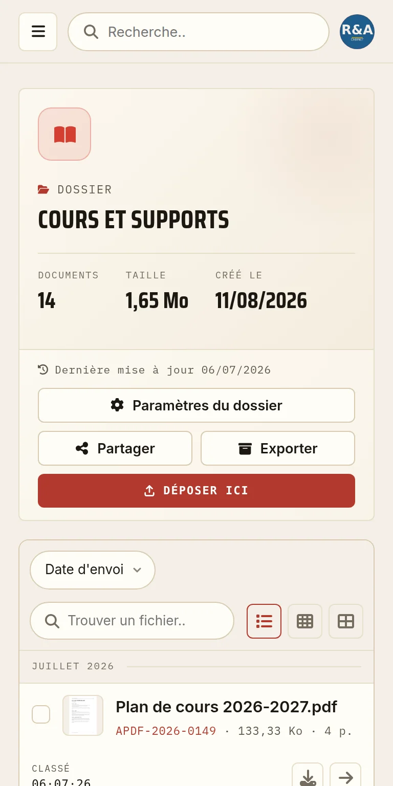 Les supports d'un cours, consultés sur téléphone.