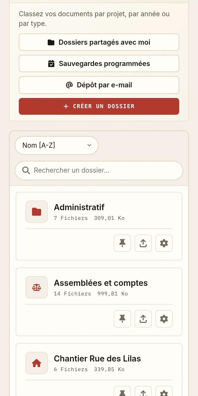 Les dossiers d'une archive de documents PDF classée par projet, consultés sur téléphone.